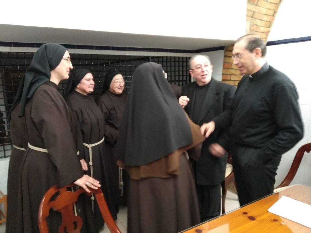 Las nuevas clarisas del convento de Santa Verónica que sustituirán a las que abandonaron el Monasterio de Santa Faz en noviembre han llegado hoy al caserío. 