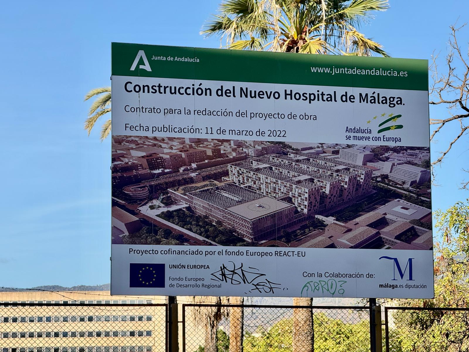 Cartel que anuncia el futuro hospital junto al Civil de Málaga