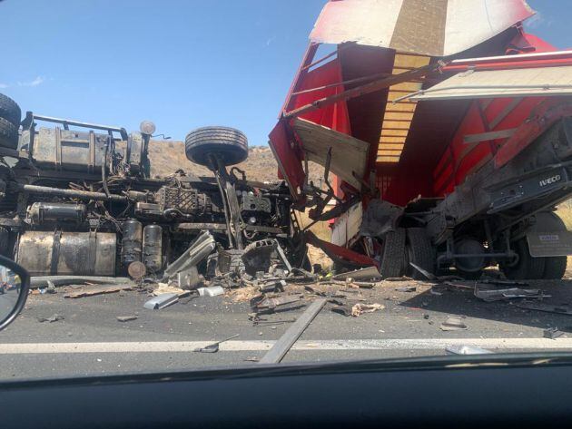 Accidente de dos camiones en la A30