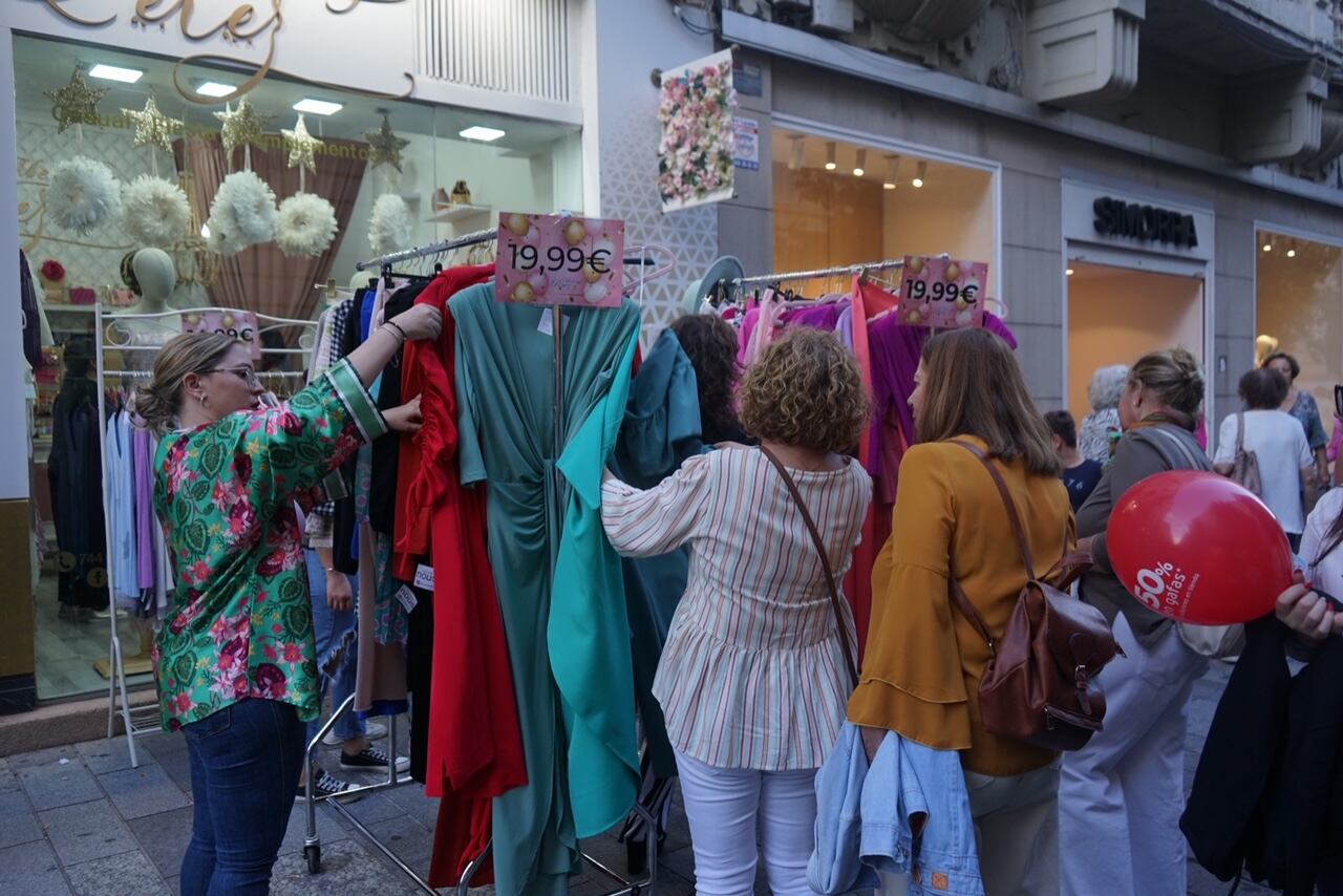 Personas comprando en la Shopping Night de Córdoba