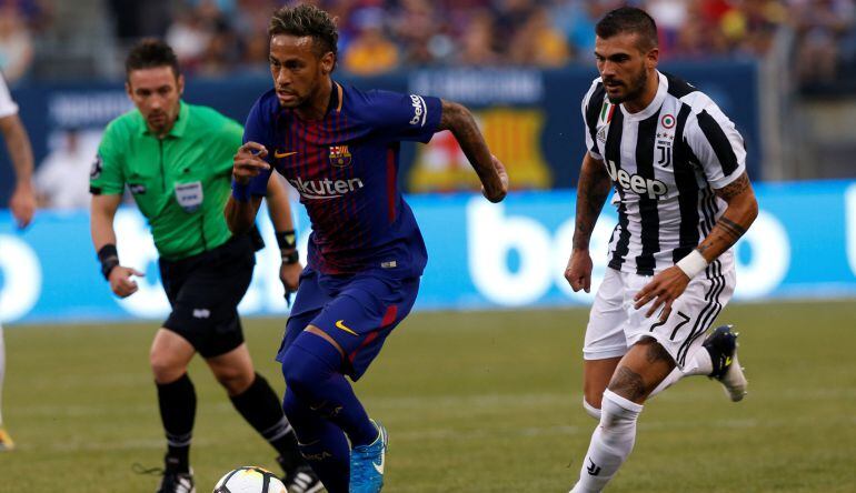 Neymar conduce el balón ante la Juventus de Turín