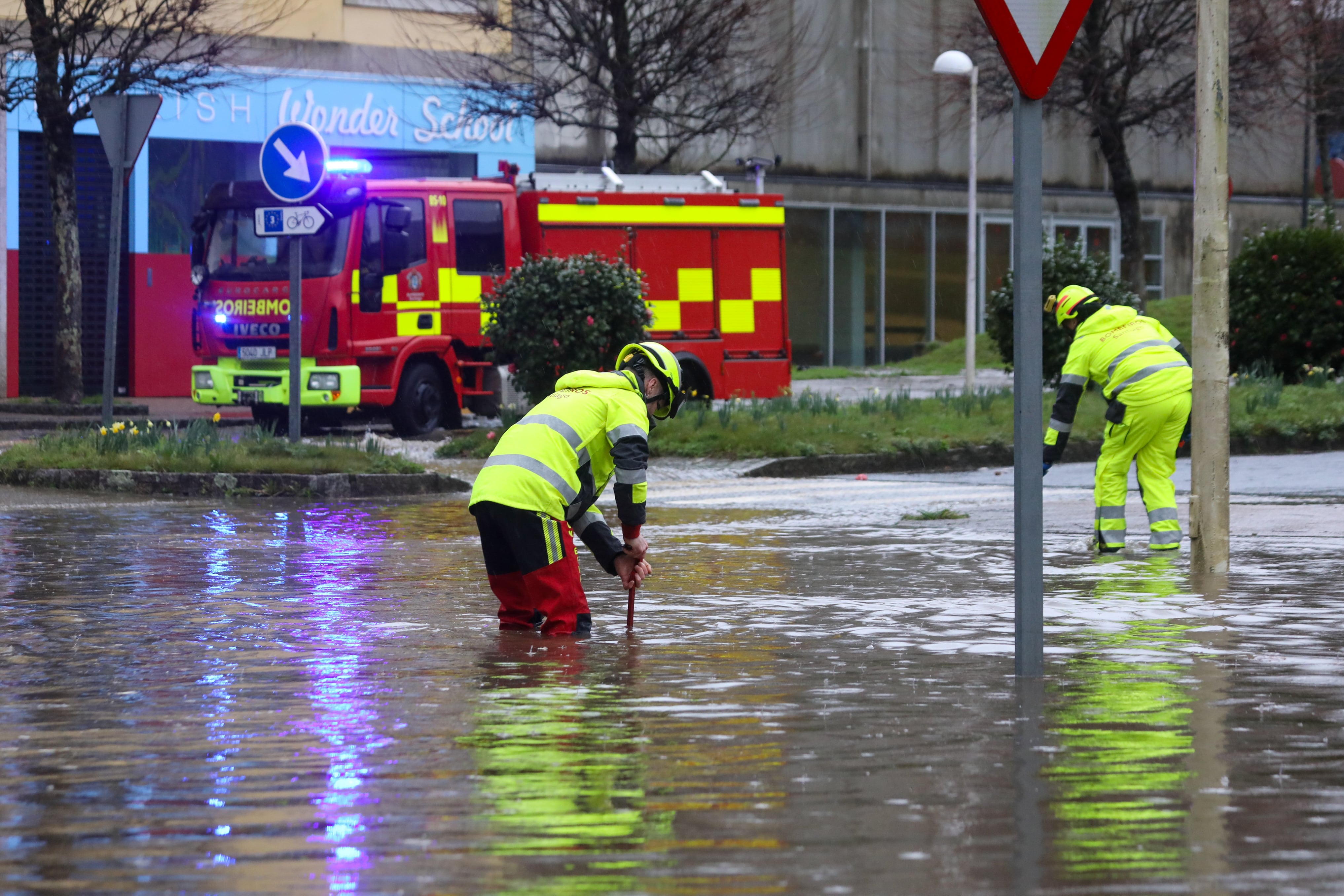 Bomberos trabajan en una vía inundada, por el paso de la borrasca Karlotta, este viernes en Santiago de Compostela. EFE/Xoán Rey