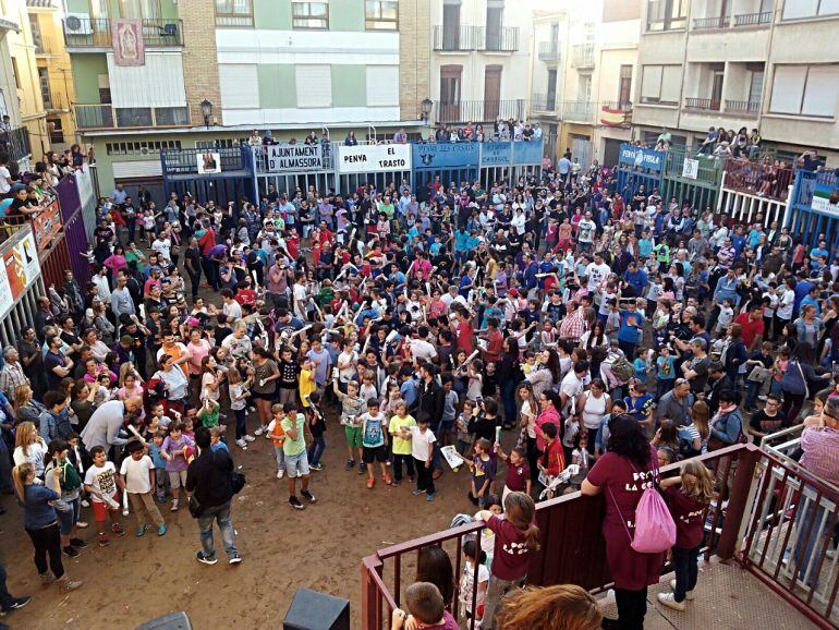 Imágenes del encierro infantil celebrado en una plaza de la localidad.