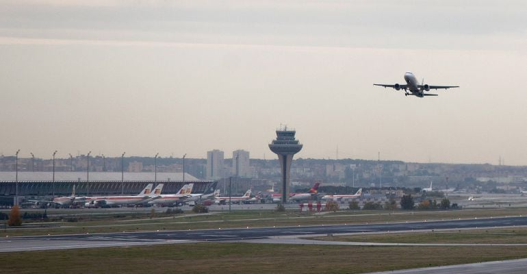 Avión despegando del aeropuerto de Madrid