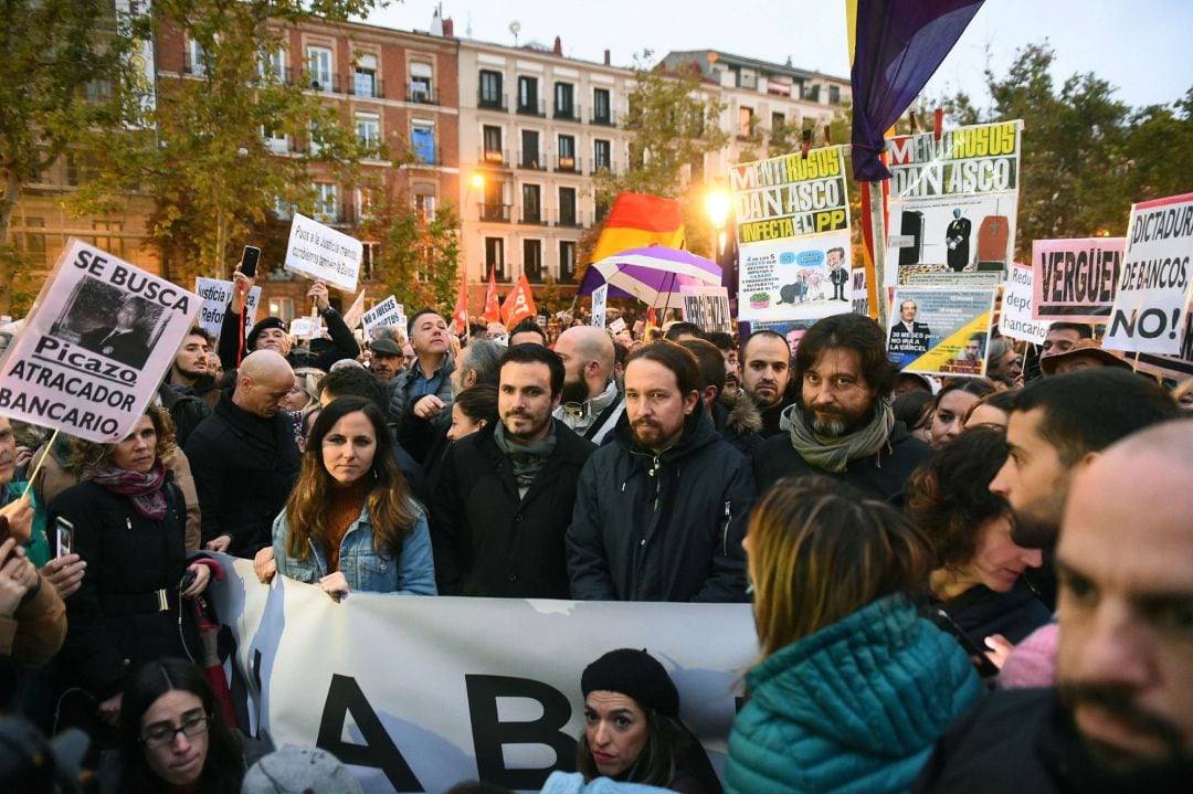 El secretario general de Podemos, Pablo Iglesias (2d), el coordinador general de Izquierda Unida, Alberto Garzón (2i), la portavoz adjunta de Unidos Podemos en el Congreso, Ione Belarra (i), y el diputado y secretario de Sociedad Civil y Movimiento Popula