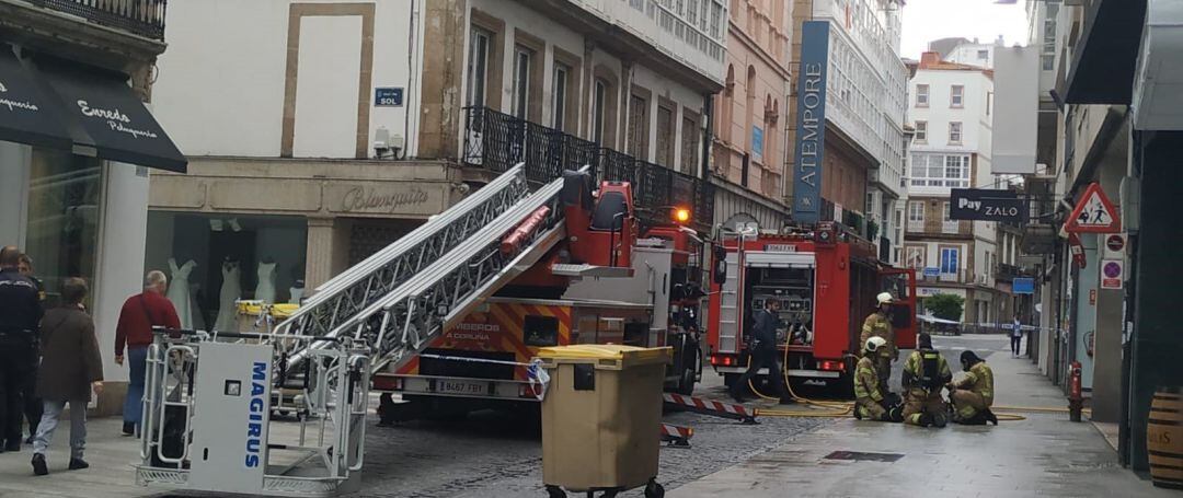 Incendio sin heridos en un quinto piso de la calle San Andrés en A Coruña