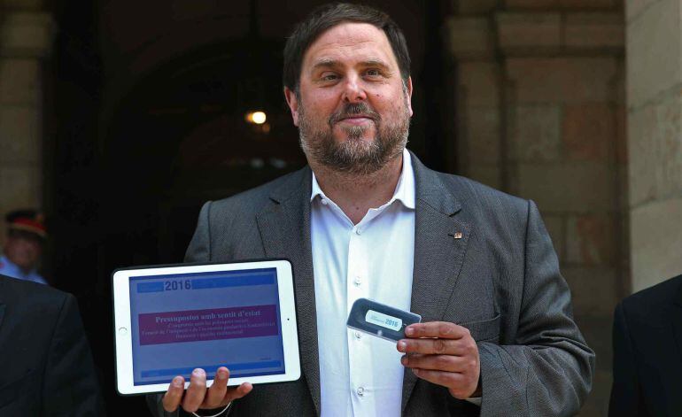 El vicepresidente catalán y conseller de Economía, Oriol Junqueras, a su llegada al Parlament donde ha presentado el Proyecto de ley de Presupuestos de la Generalitat 