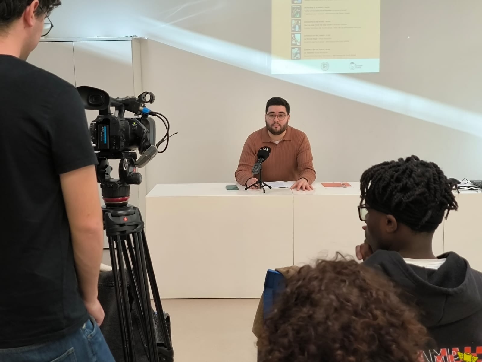 Nico Calabuig, concejal de Bibliotecas del Ajuntament d'Ontinyent, durante la presentación de la nueva edición del programa “Llegint Creixem” en la Biblioteca de Sant Josep de Ontinyent.