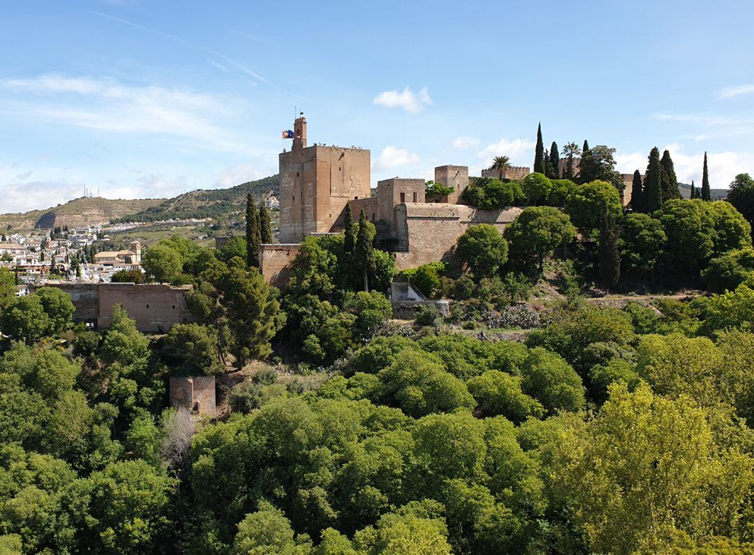 La Torre de la Vela de la Alhambra (Granada) desde Torres Bermejas