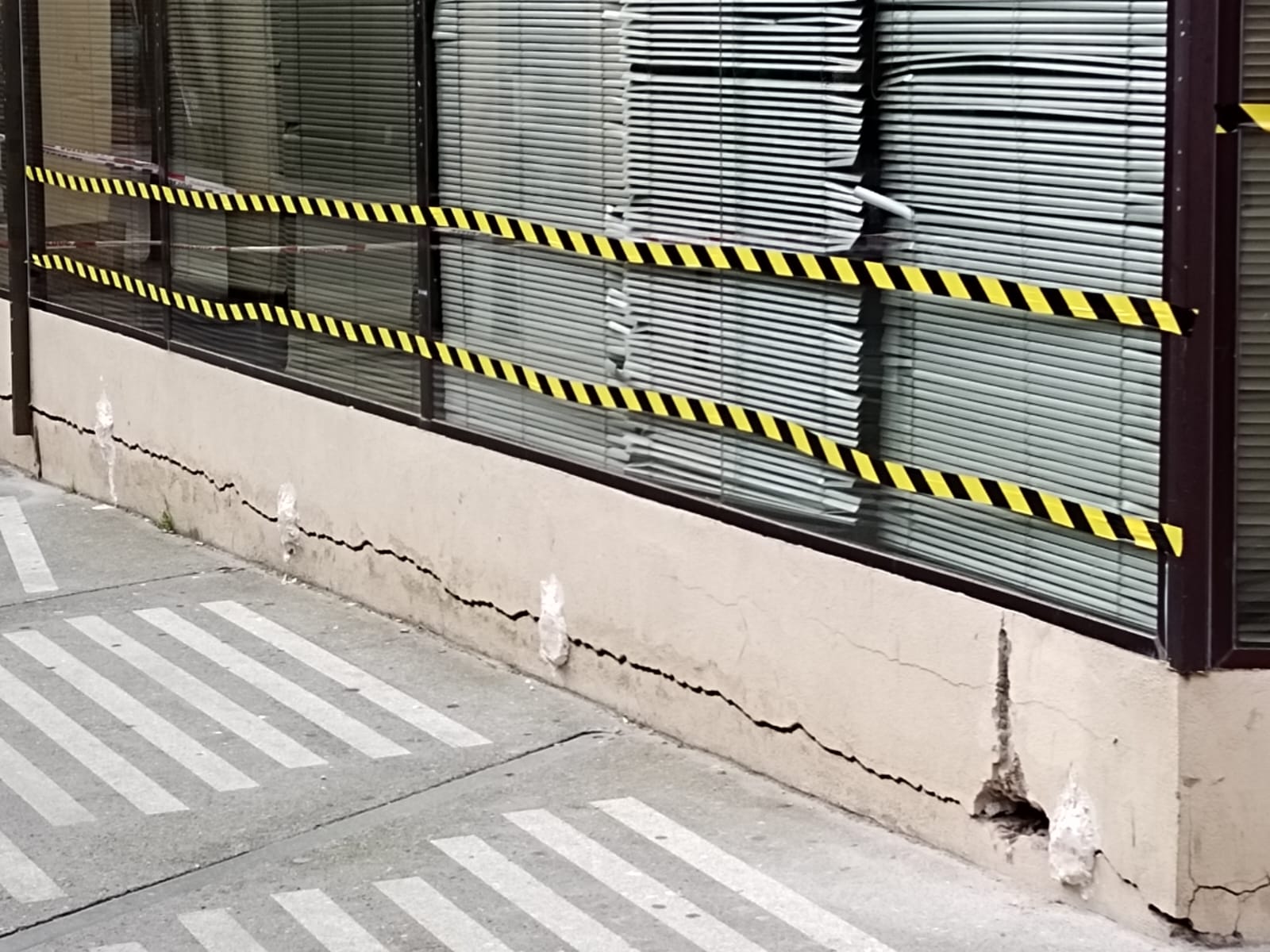Imagen de las grietas en Correos de Talavera