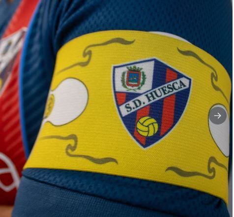 Brazalete que lucirá la SD Huesca este lunes en Santander