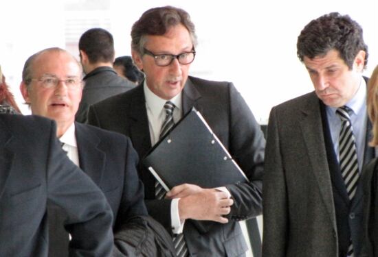 Artur Carulla (al centre) al costat dels seus dos advocats