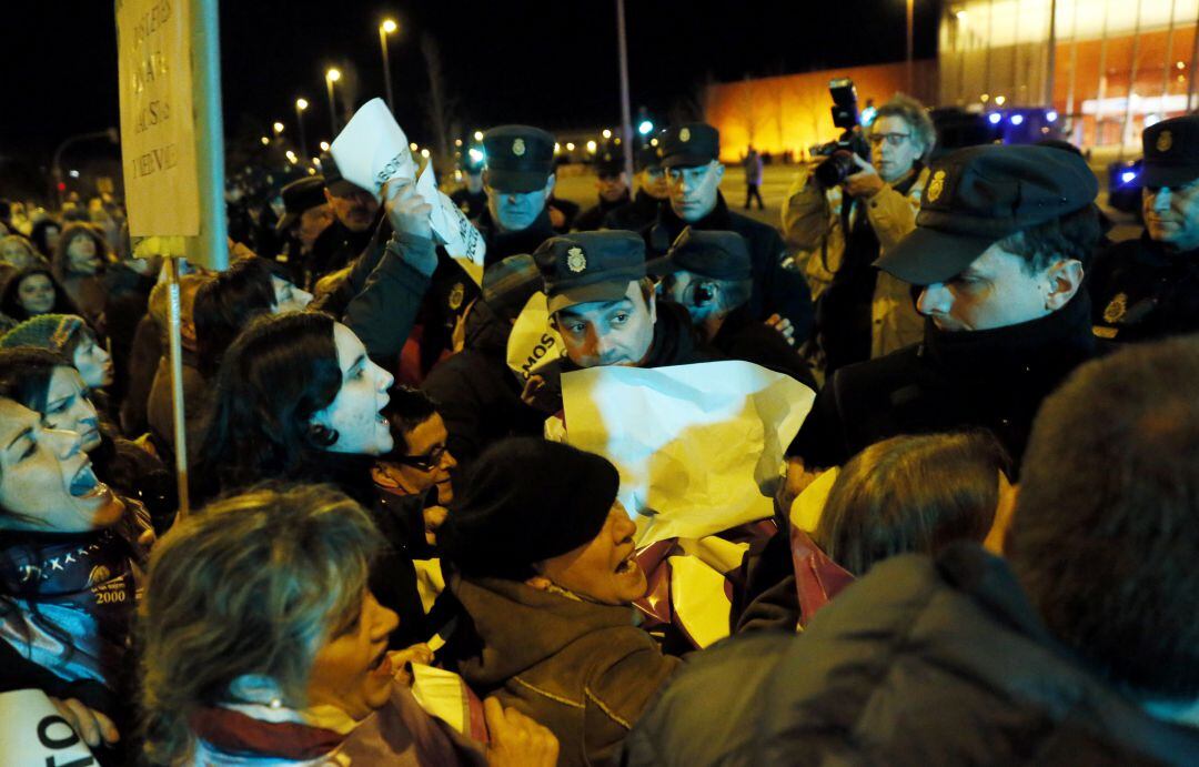 Enfrentamiento entre los manifestantes y la Policía en las protestas en Valladolid en 2014 durante la celebración de la convención nacional del PP. 