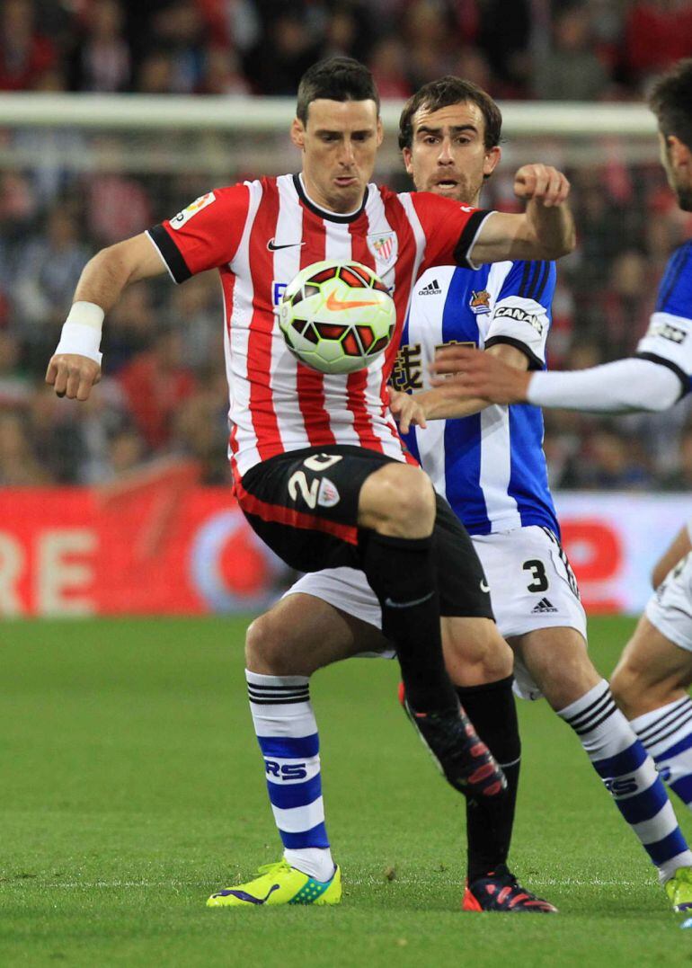 GRA469. BILBAO, 28/04/2015.- El delantero del Athletic de Bilbao, Aritz Aduriz (i), disputa un balón con los jugadores de la Real Socidad, Mikel González (c) y Markel Bergara (d), durante el partido de liga de Primera División correspondiente a la jornada 34 disputado en San Mamés. EFE/Luis Tejido