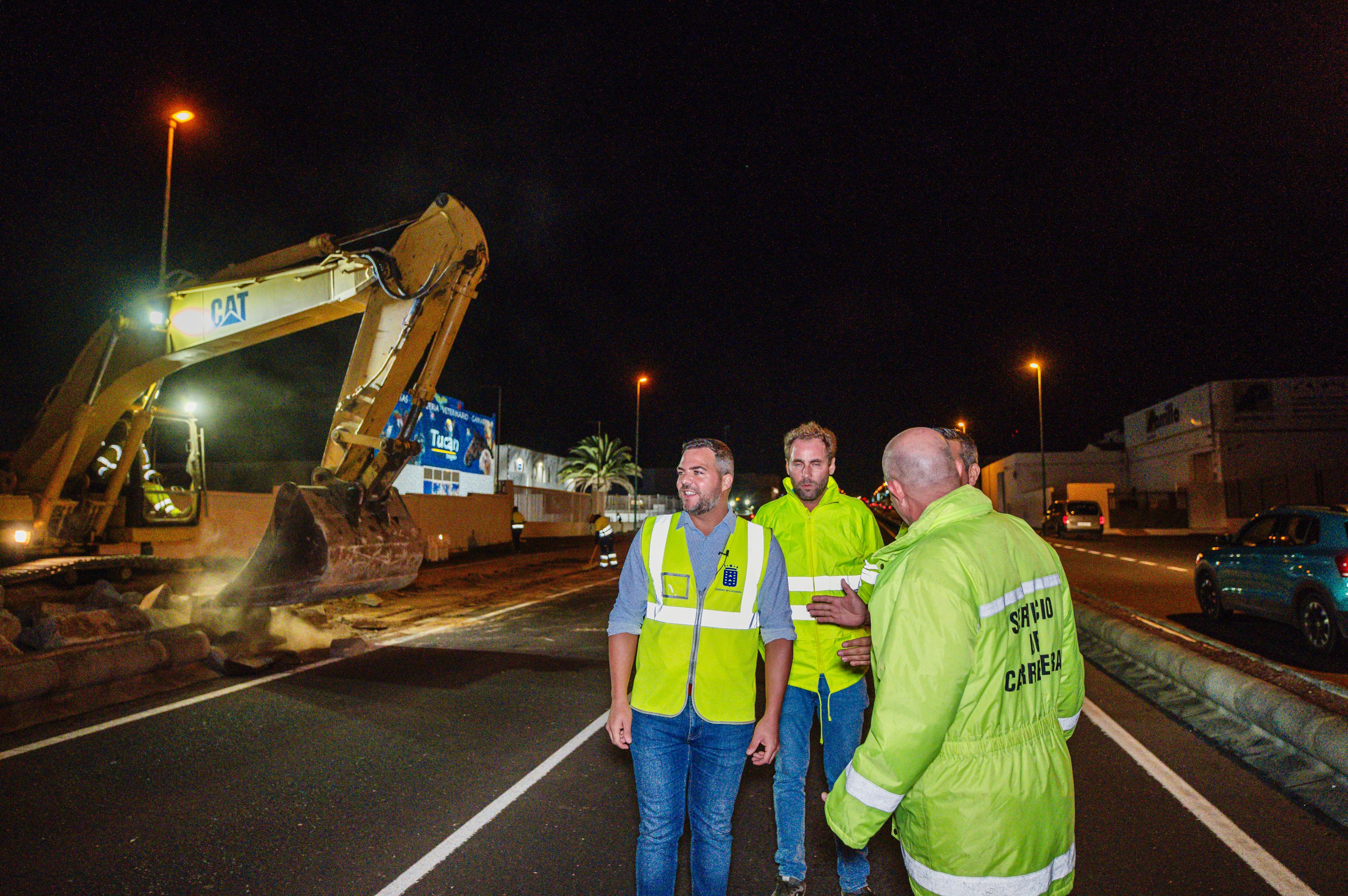 El vicepresidente del Cabildo de Lanzarote, Jacobo Medina, observando la eliminación de la mediana.