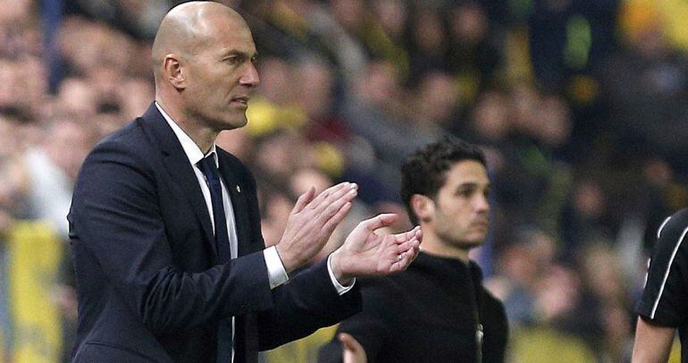 Zidane arenga a sus jugadores desde la banda del Estadio de la Cerámica