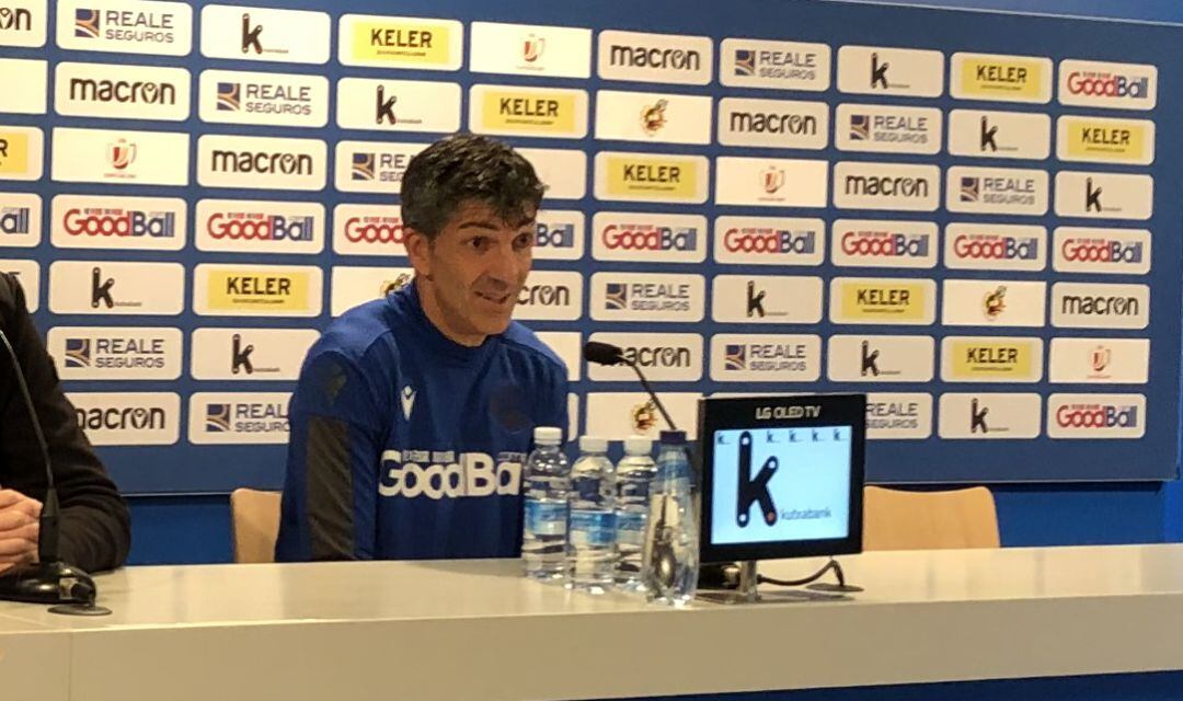 Imanol en la sala de prensa de Zubieta