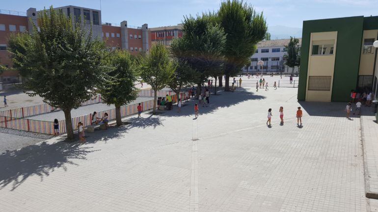 Las obras en la zona de El Humilladero de Granada han terminado a tiempo para la vuelta al cole que provova el caos de tráfico en la ciudad. En la foto, recreo en el colegio Fuentenueva de Granada en el primer día del curso
