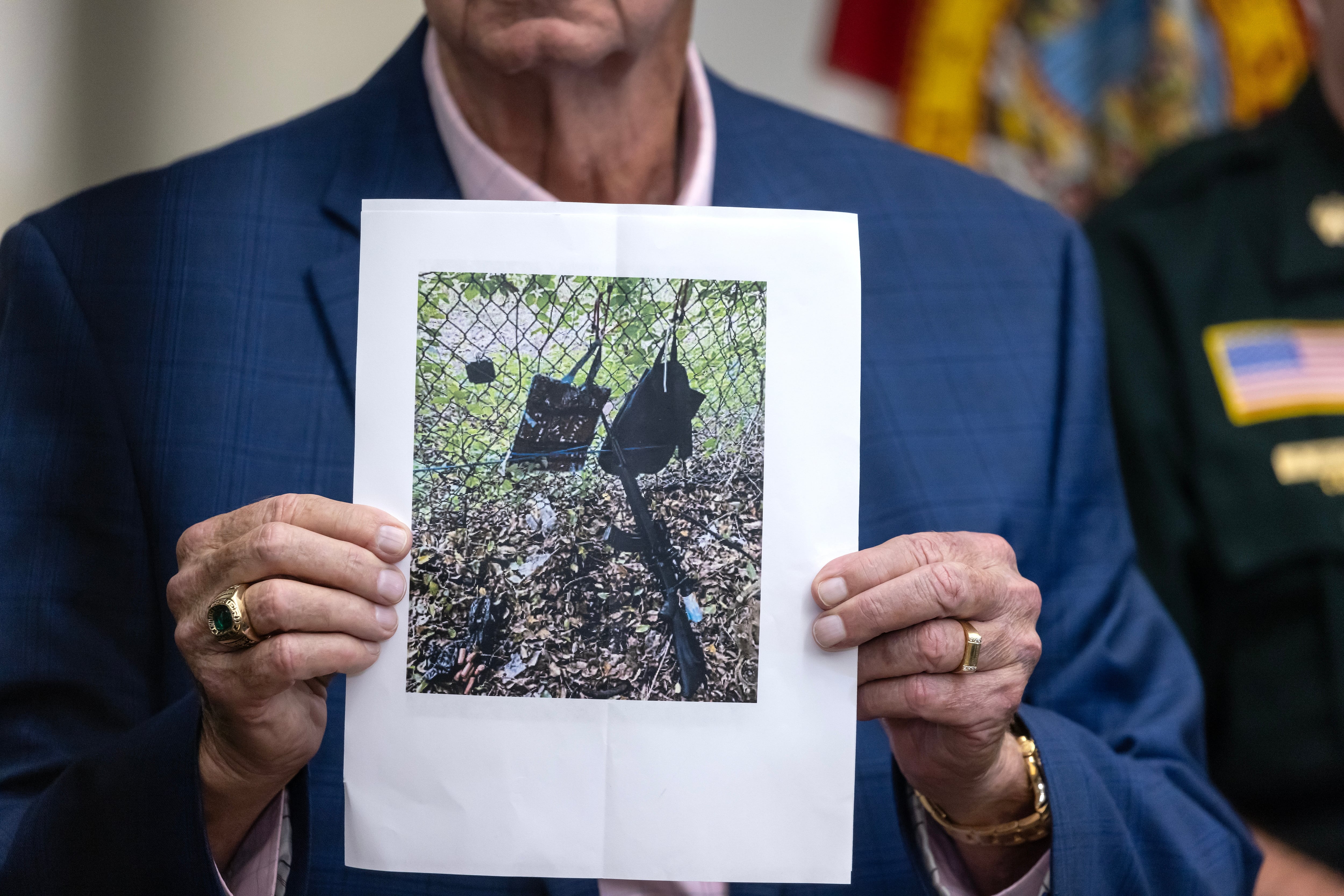 El sheriff de West Palm Beach enseña una foto de lo encontrado por el servicio secreto en el Trump International Golf Club.