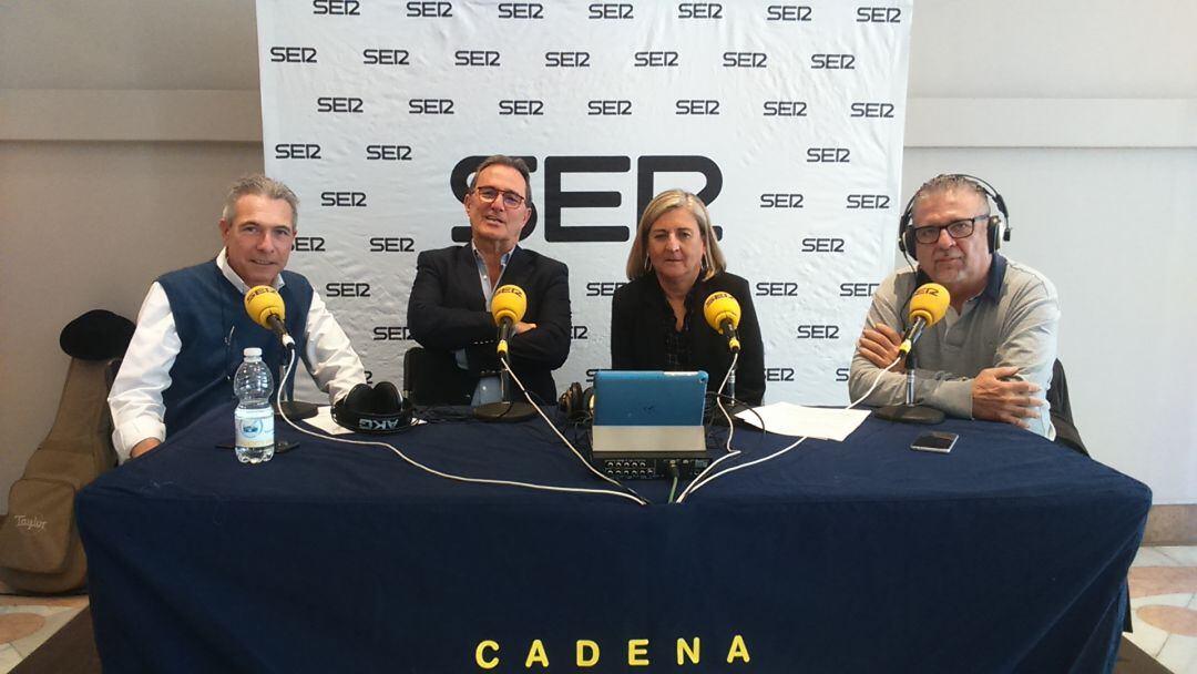 Cristina Arbona, directora del Centro de Transfusión de la Comunidad Valenciana, acompañada de Roberto Roig, jefe del Servicio de Hemodonación