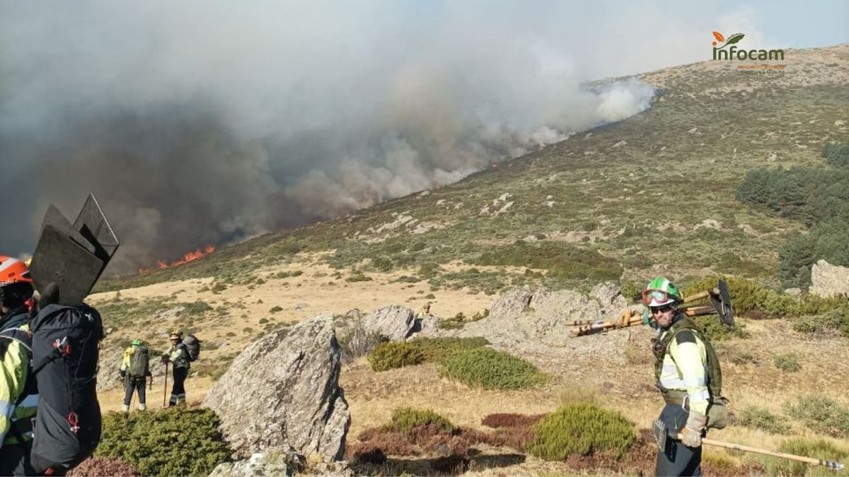 Avanza sin control el incendio en el Pico del Lobo ante las críticas por el recorte del operativo