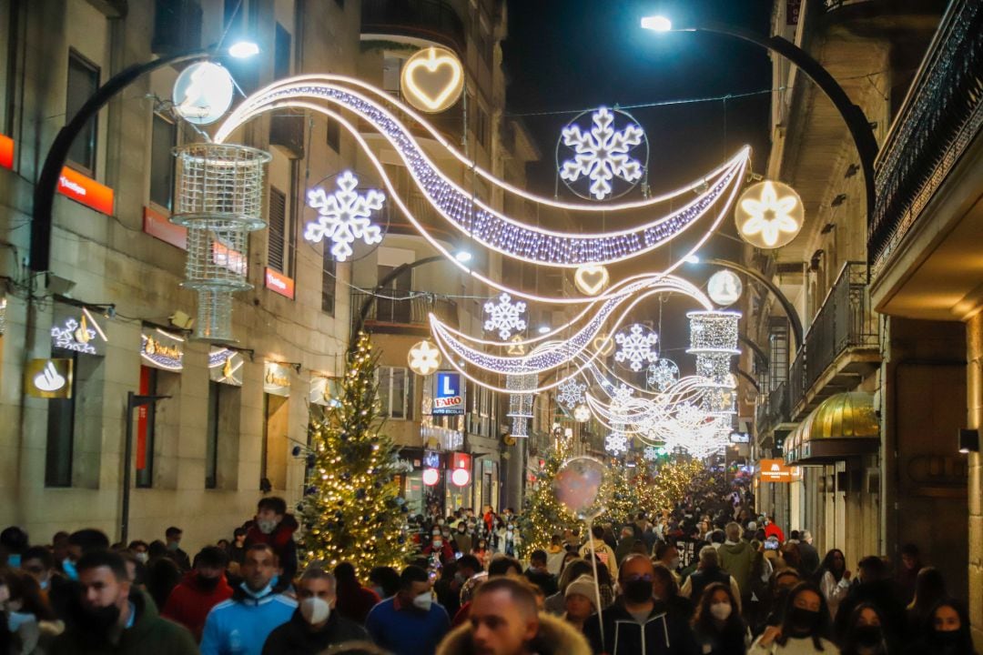 Varias personas esperan el encendido de las luces navideñas, a 20 de noviembre de 2021, en Vigo, Pontevedra, Galicia (España).