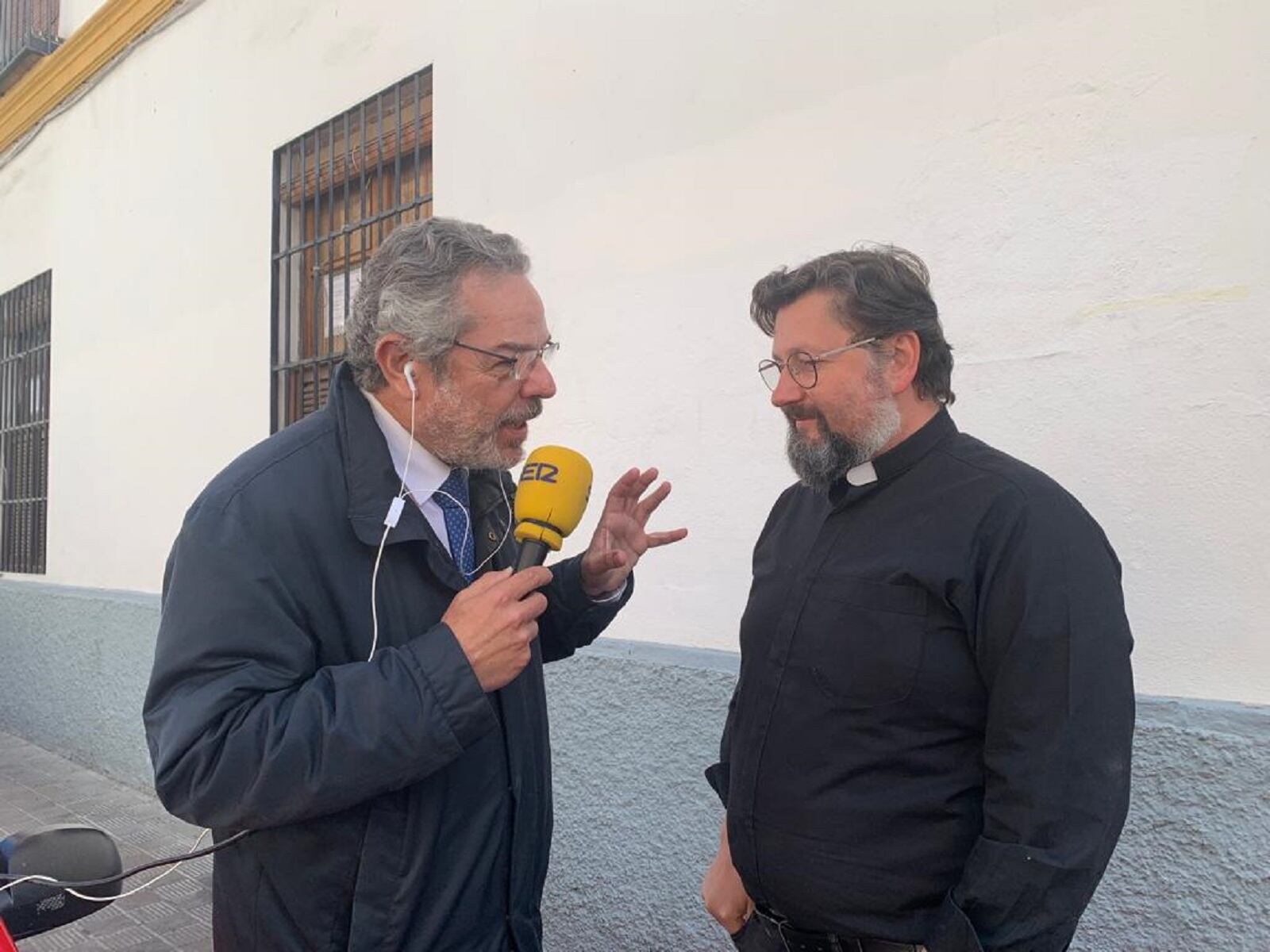 Salomón Hachuel entrevistando al padre Vitali Khrabatyn de la  iglesia San Demetrio de Tesalónica en Sevilla