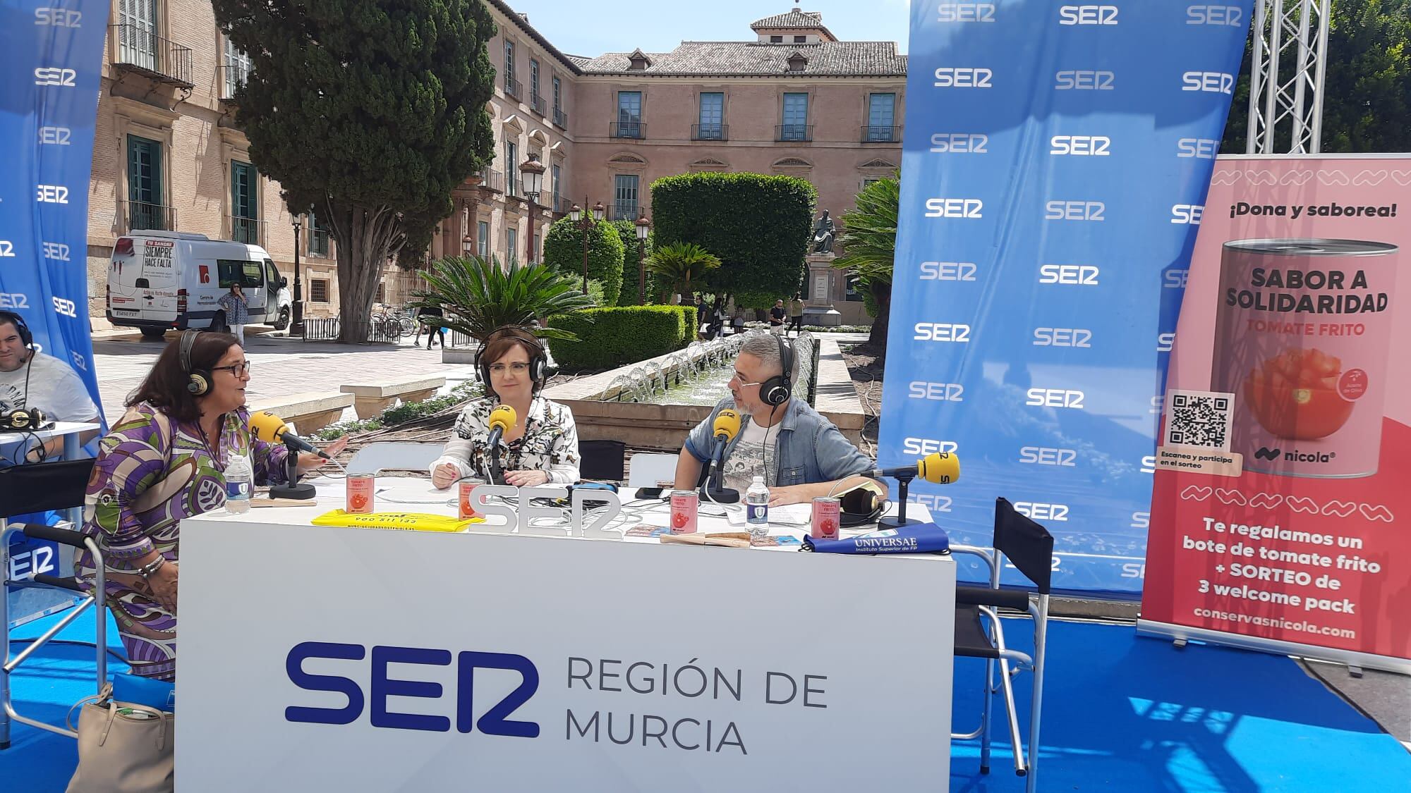 Toñi Gómez, responsable de Comunicación del Centro Regional de Hemodonación, y junto a Paco Sánchez, conductor de Hoy por hoy Murcia, Isabel Zuazu, hematóloga