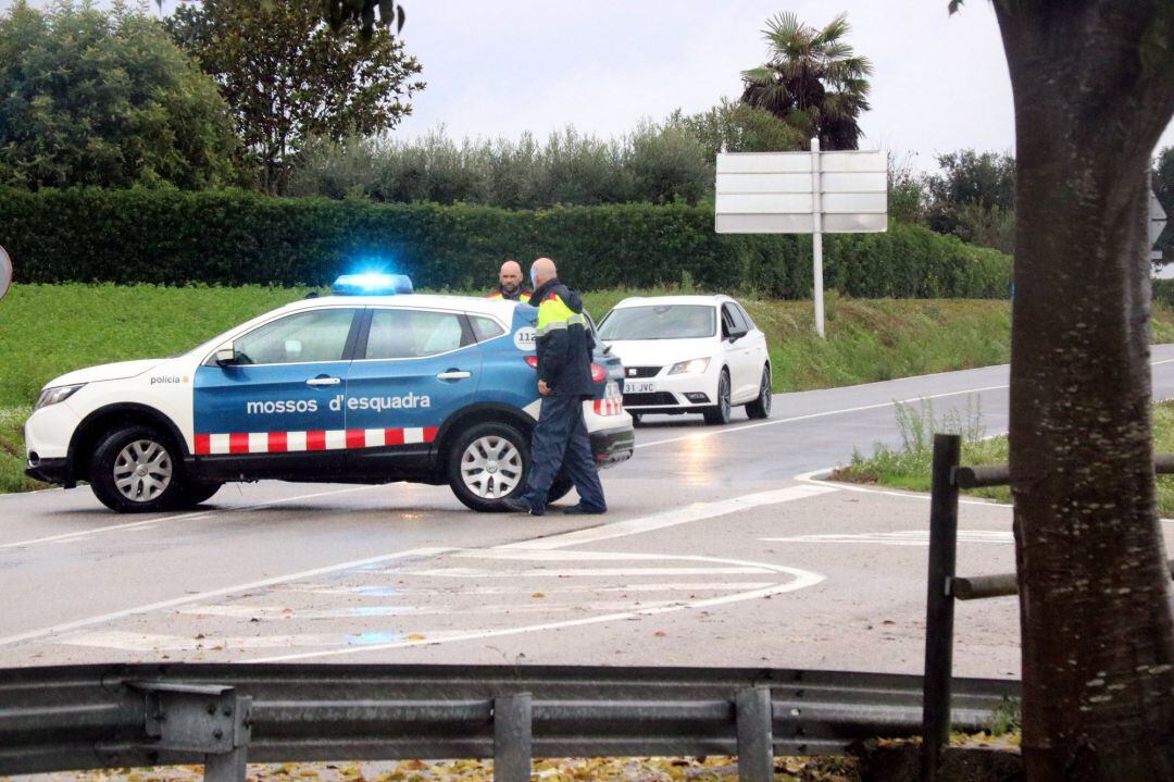 Una pareja de Mossos controla la carretera