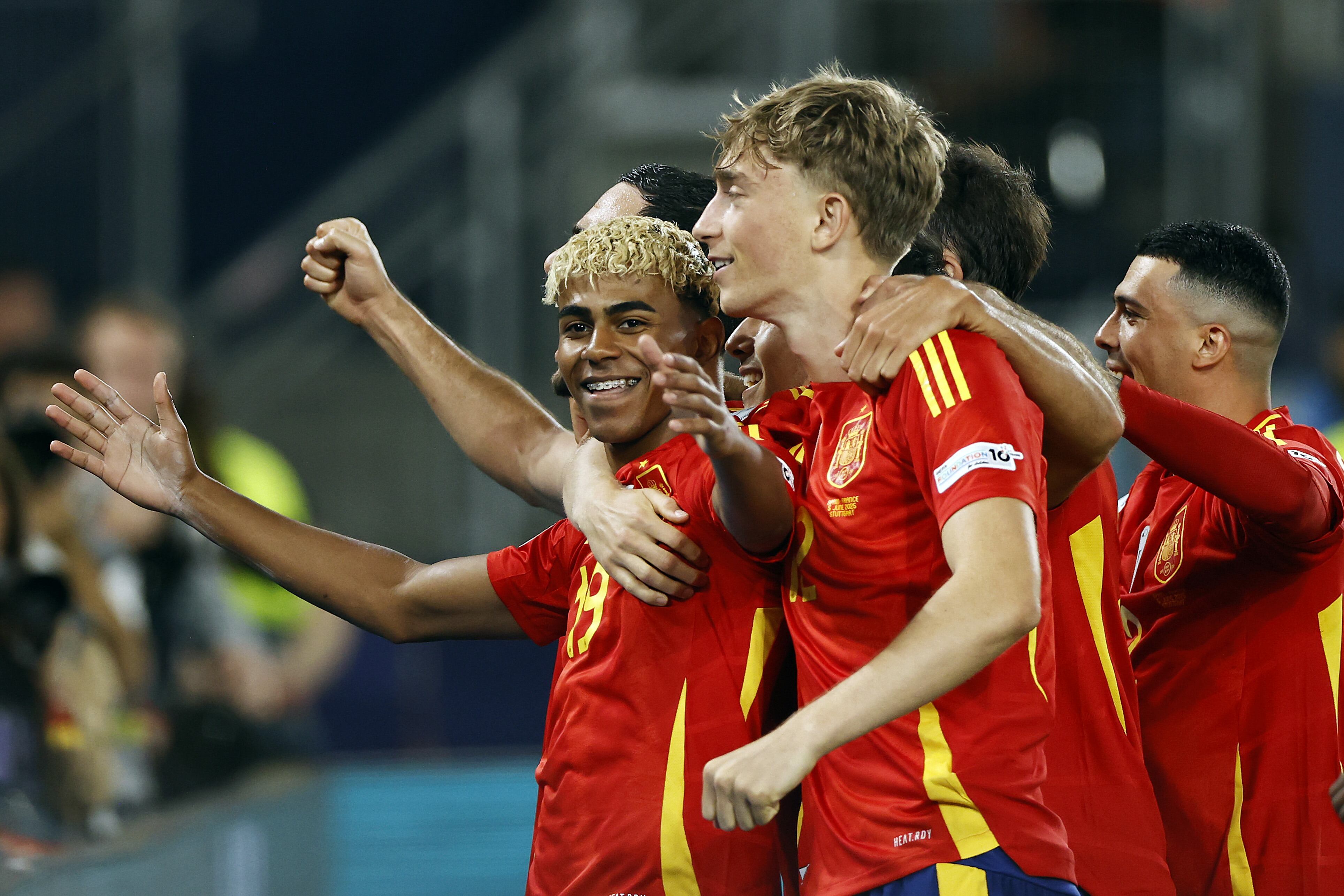 Lamine Yamal celebra junto a otros jugadores de la Selección española