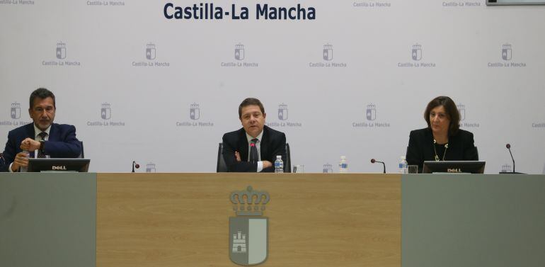 De izquierda a derecha, Antoni Peris, presidente de SEDIGAS, Emiliao García-Page, presidente de Castilla-La Mancha y Patricia Franco, consejera de Economía y Empleo de la Junta