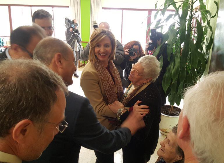 La Consejera de Familia, Alicia García, en su visita a la residencia Puente de Hierro