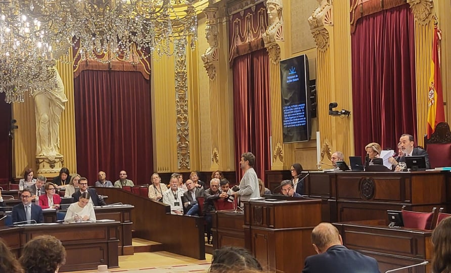 Vecinos del Don Pepe en el Parlament Balear