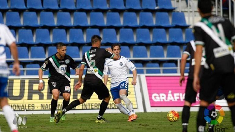 Fidel y Luso pugnan por un balón en el partido contra el Tenerife