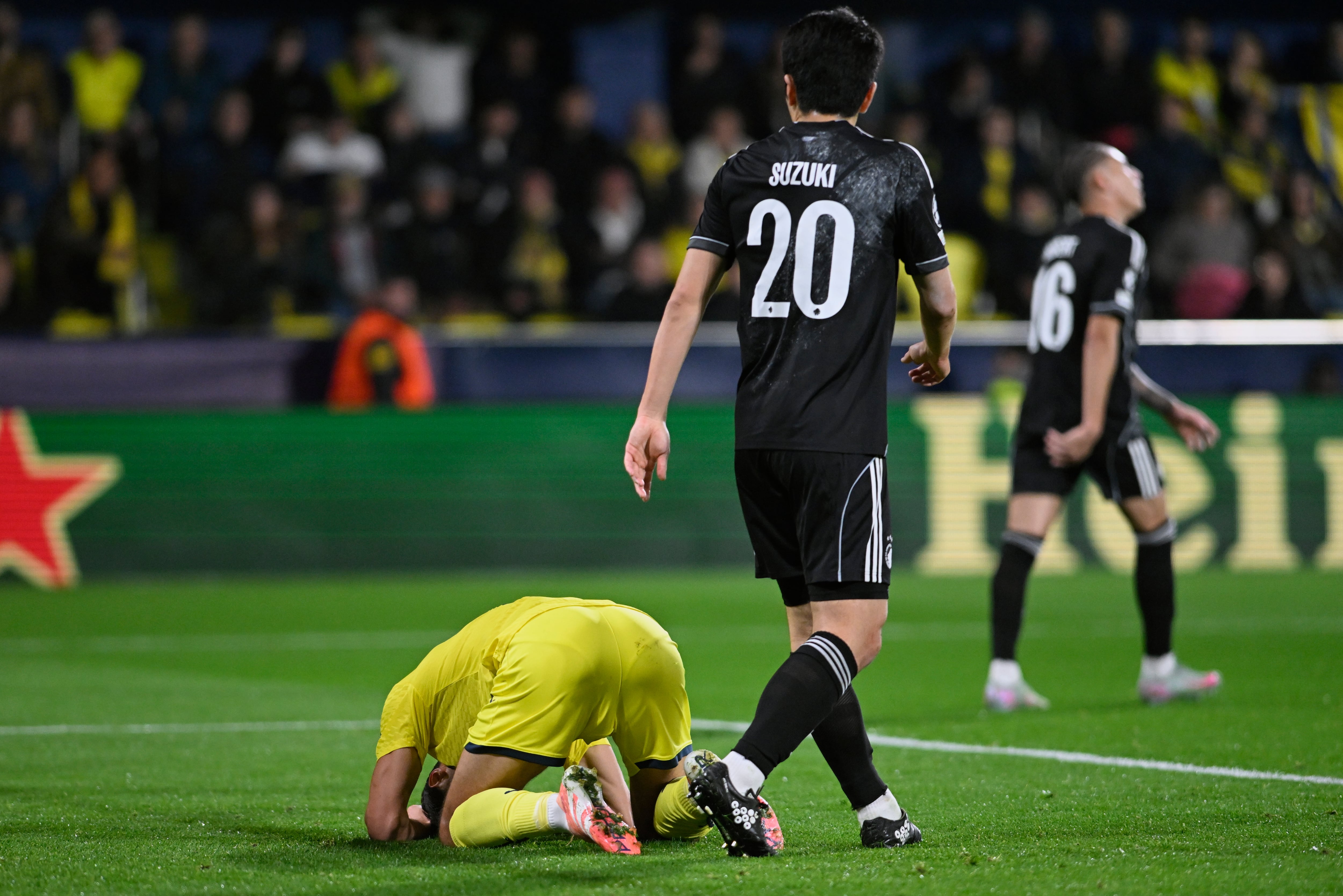VILA-REAL (CASTELLÓN), 09/12/2025.- El centrocampista del Villarreal Santi Comesaña (i) en el suelo ante el defensa japonés del Copenhague Junnosuke Suzuki durante el partido correspondiente a la primera fase de la Liga de Campeones entre el Villarreal y el Copenhague, este miércoles en el Estadio de la Cerámica.- EFE/ Andreu Esteban