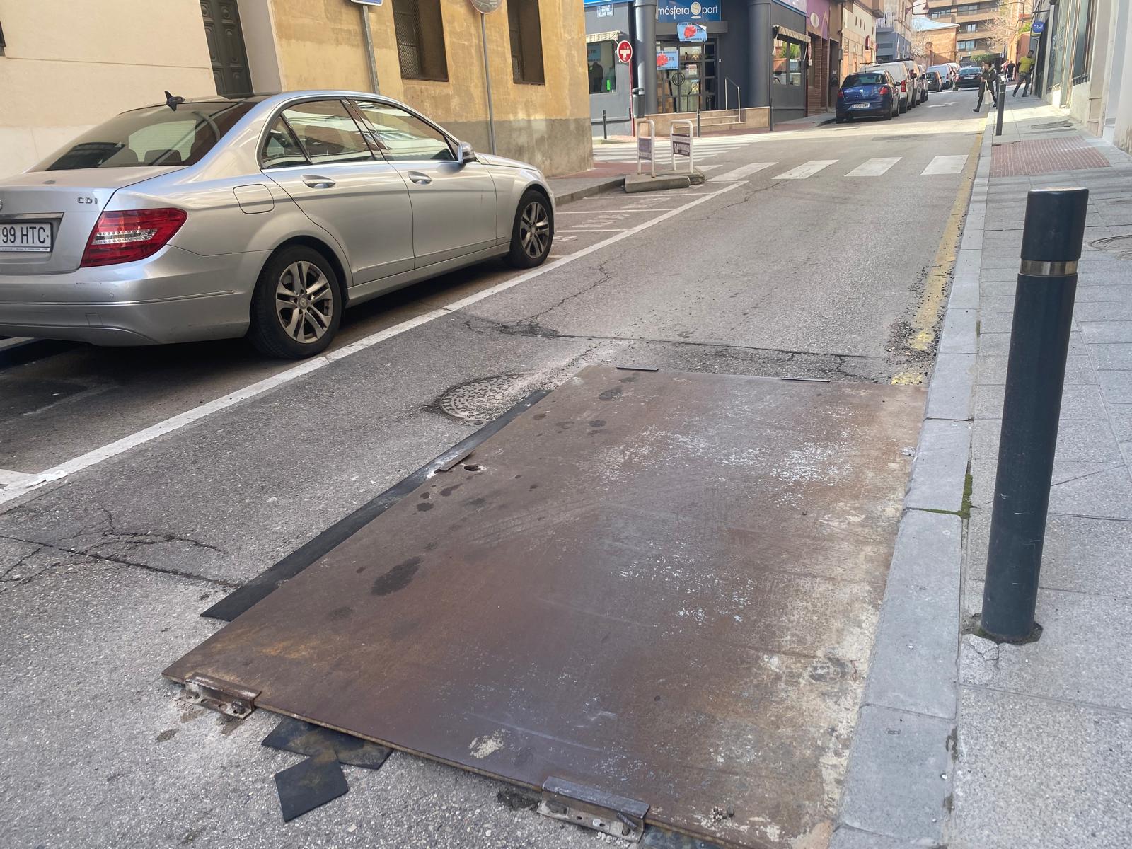 Bache tapado con plancha en la calle Francisco Medina de Guadalajara