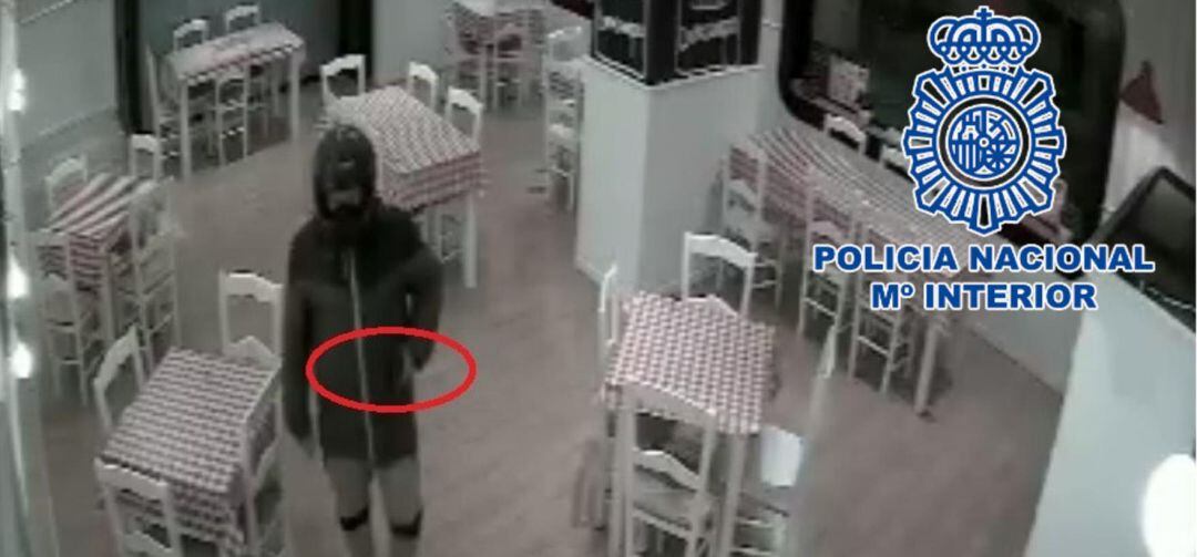 El ladrón durante el robo en un restaurante de la capital.