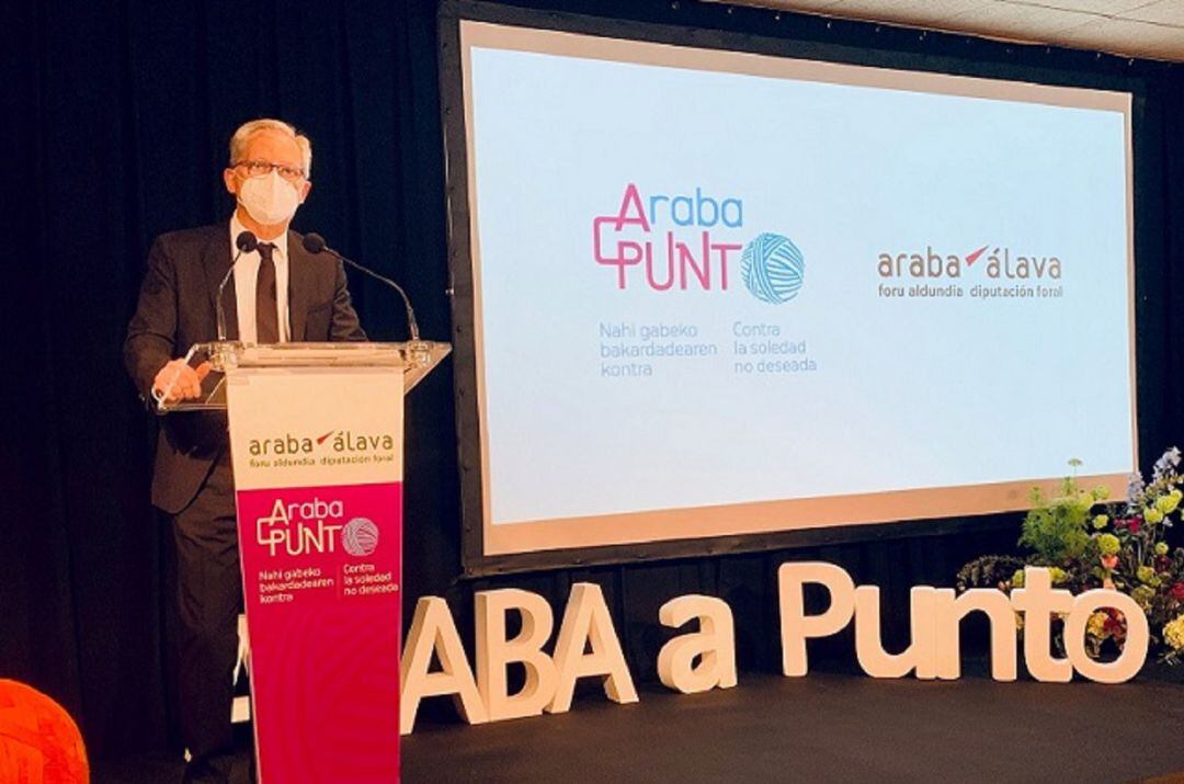 El diputado de Políticas Sociales, Emilio Sola, en la presentación de &#039;Araba a punto&#039;, que ha acogido el museo Artium 