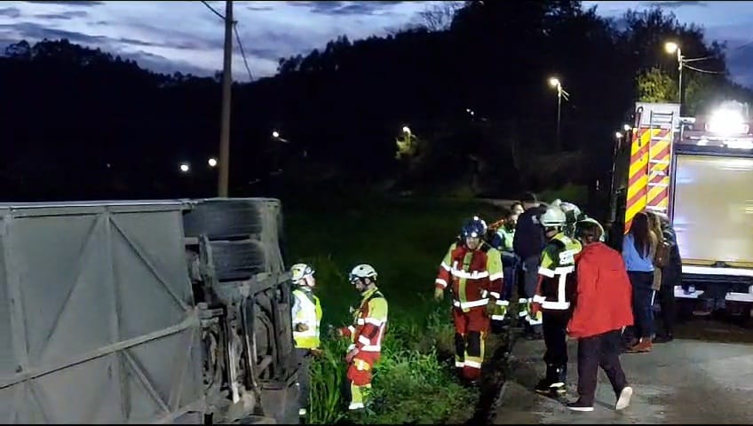 Los efectivos de emergencias atienden a los heridos tras el vuelco del autobús.