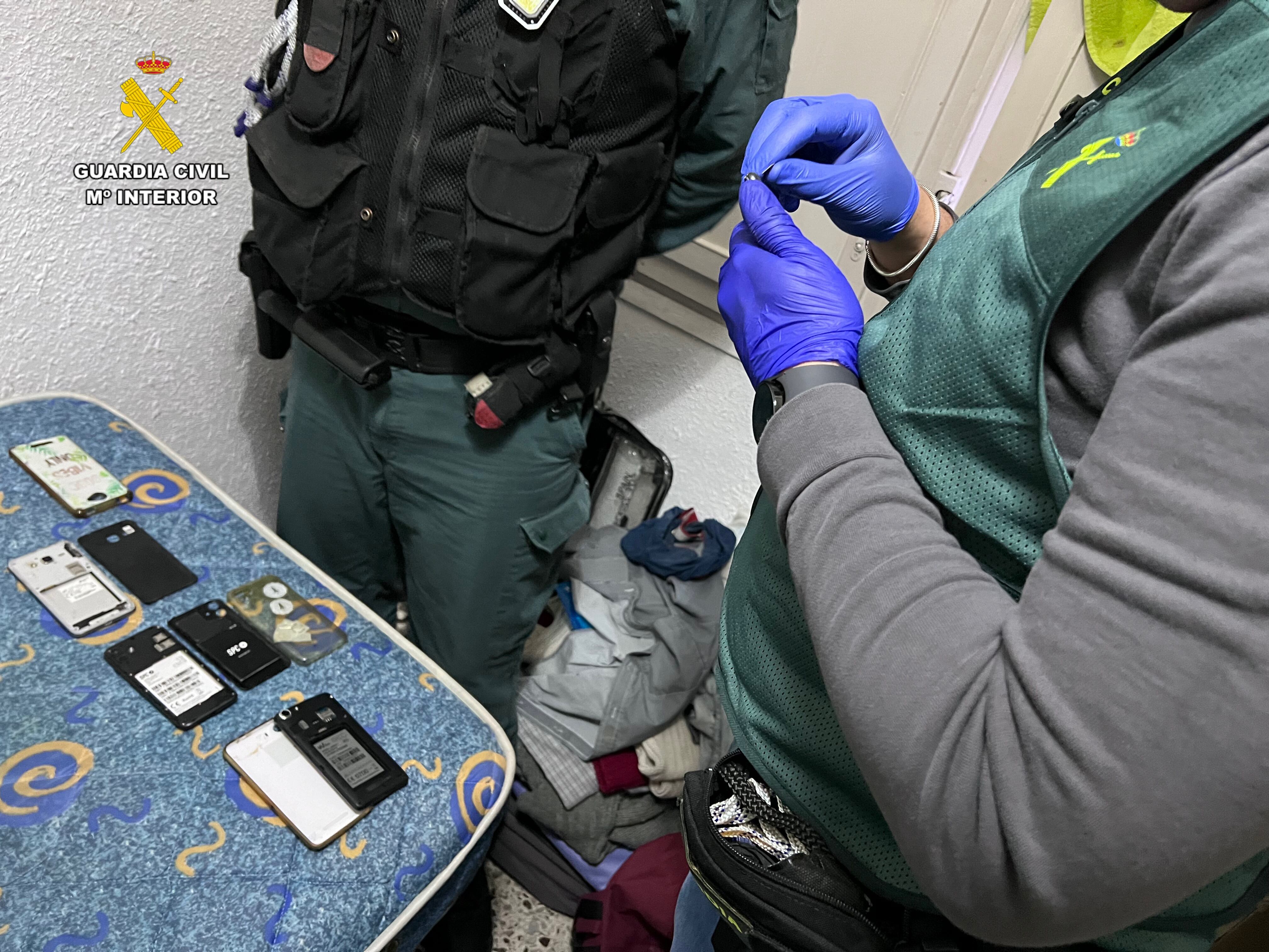 Algunas de las víctimas aún continúan pagando el préstamo bancario que solicitaron y cuyo importe entregaron a los estafadores. Guardia Civil.