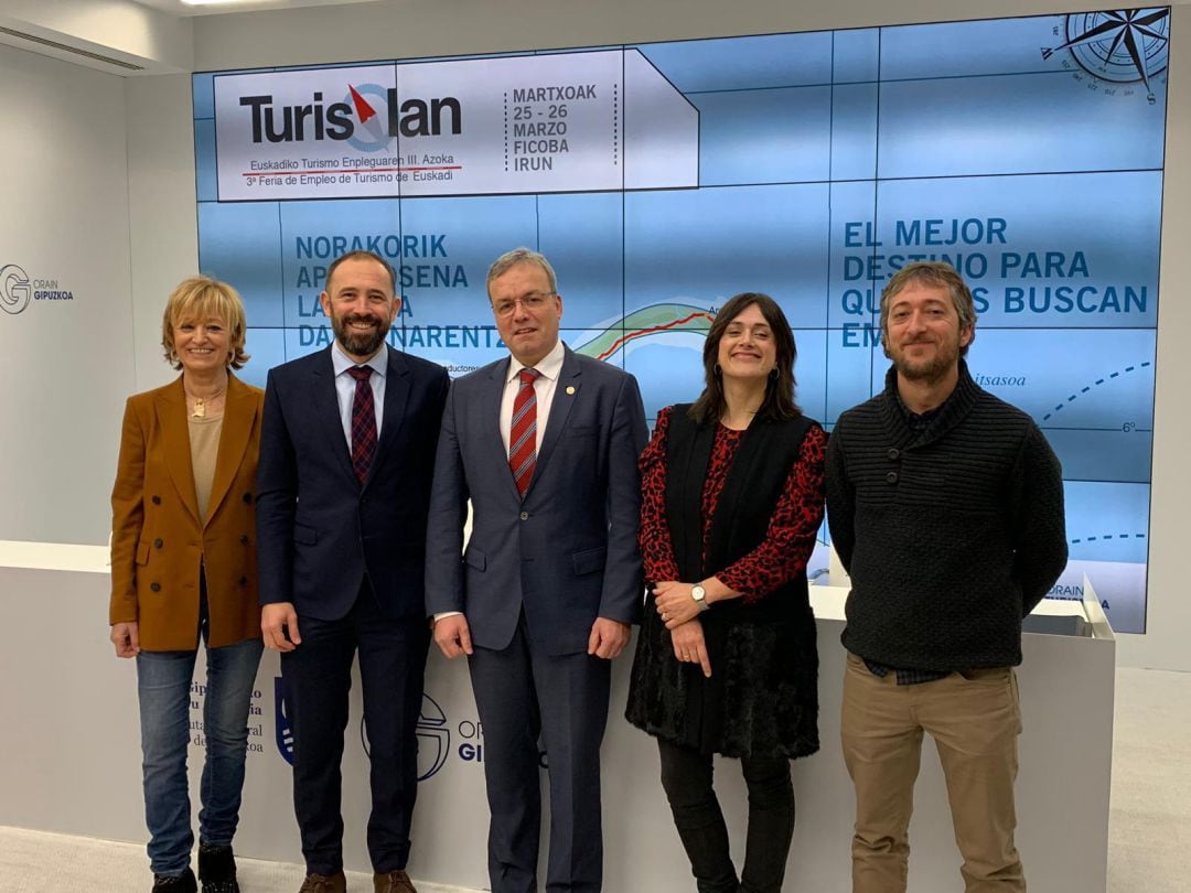 Responsables institucionales de la Diputación de Gipuzkoa y del Gobierno Vasco en la presentación de la tercera edición de Turislan. 