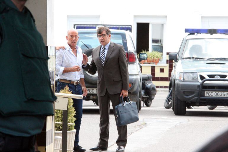 L&#039;empresari Gustavo Buesa i el seu advocat, Carles Monguilod, sortint de la comandància de la Guàrdia Civil de Girona 