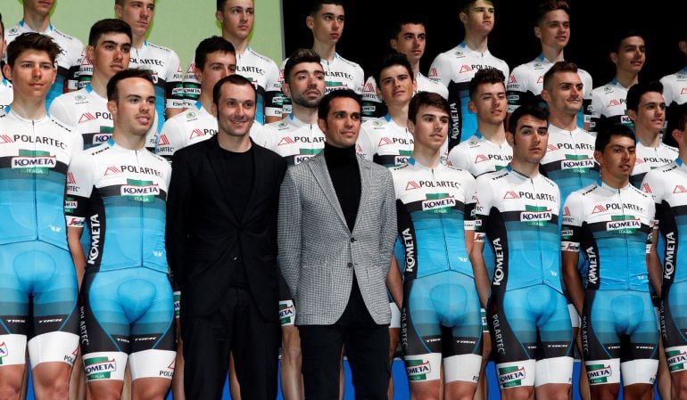 Alberto Contador (4i), ganador de dos Tour de Francia, dos Giros de Italia y tres Vueltas a España, y el ex ciclista italiano, Ivan Basso (3i), durante la puesta de largo de la temporada de la Fundación de Contador y los tres equipos que forman la escuadr