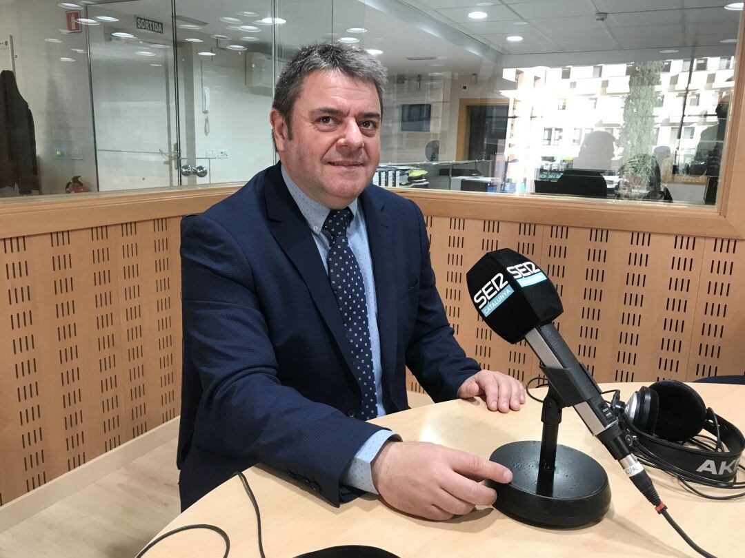 El director de l&#039;aeroport, Vicent Pallarès, abans de l&#039;entrevista a Ràdio Girona