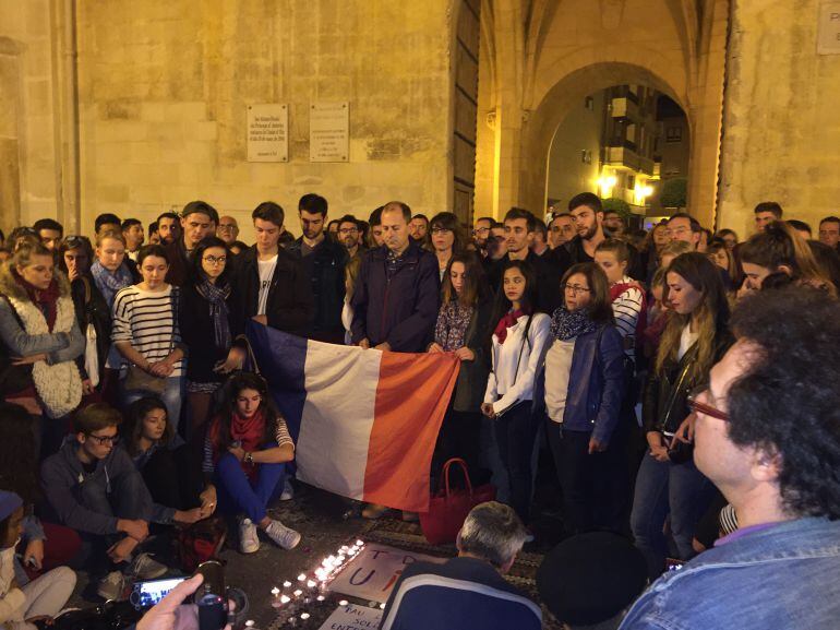 Políticos y ciudadanos han condenado los atentados de Francia