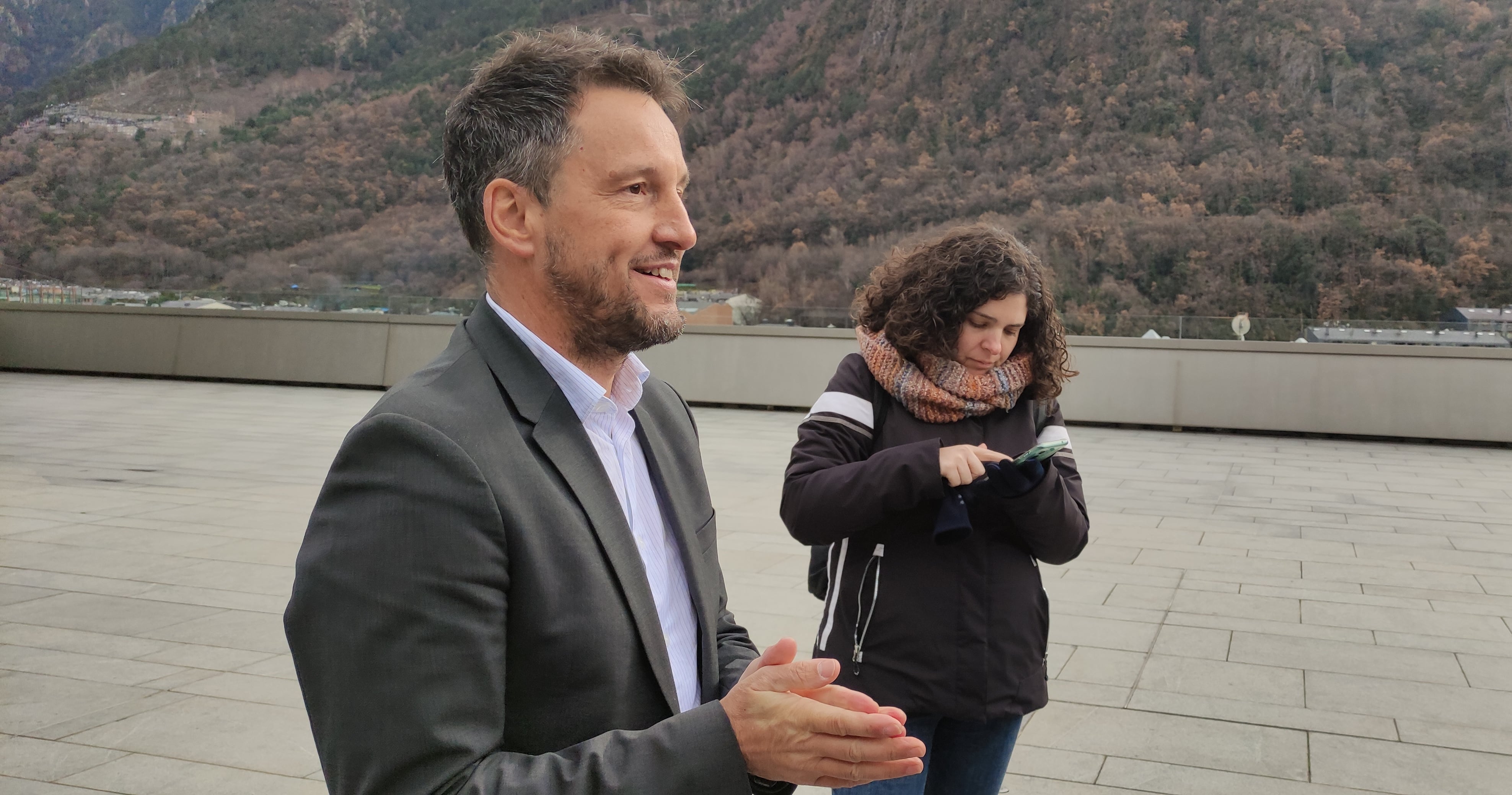 El president del grup parlamentari socialdemòcrata, Pere López, explica davant la premsa el contingut de la pregunta al Govern sobre els impagaments a proveïdors.