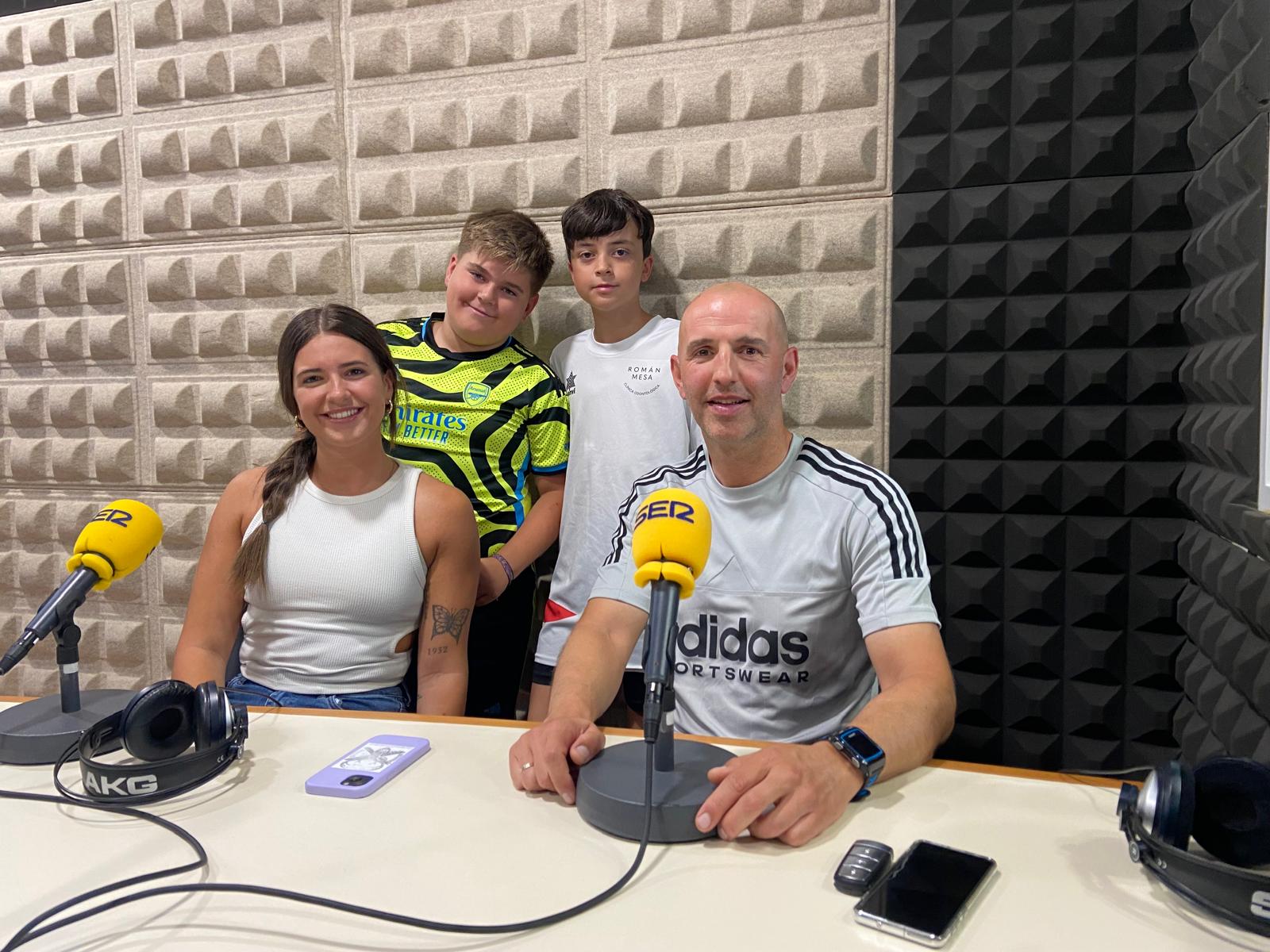 Miguel y Adrián (alumnos CEIP Los Grupos), Ismael Rodríguez (nutricionista y preparador físico), Judith Salguero (monitora deportiva y diplomada en EF)