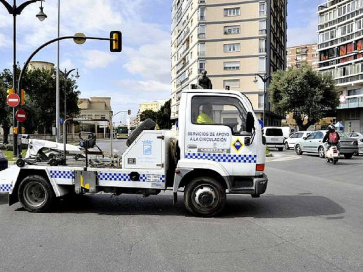 Arde una grúa municipal en Ronda del Marrubial