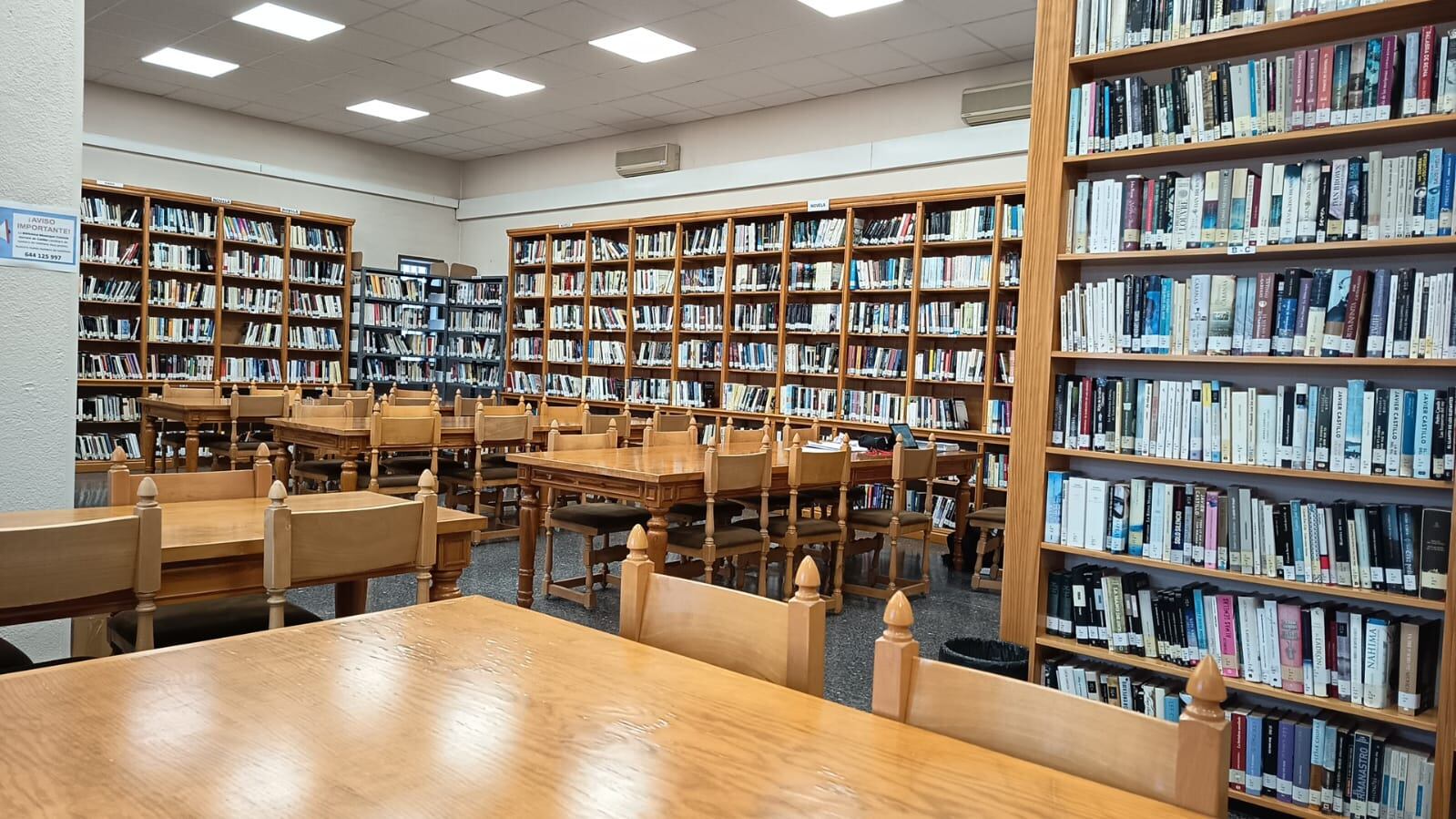 Sala principal de la Biblioteca Municipal Cronista Herrera de Cuéllar