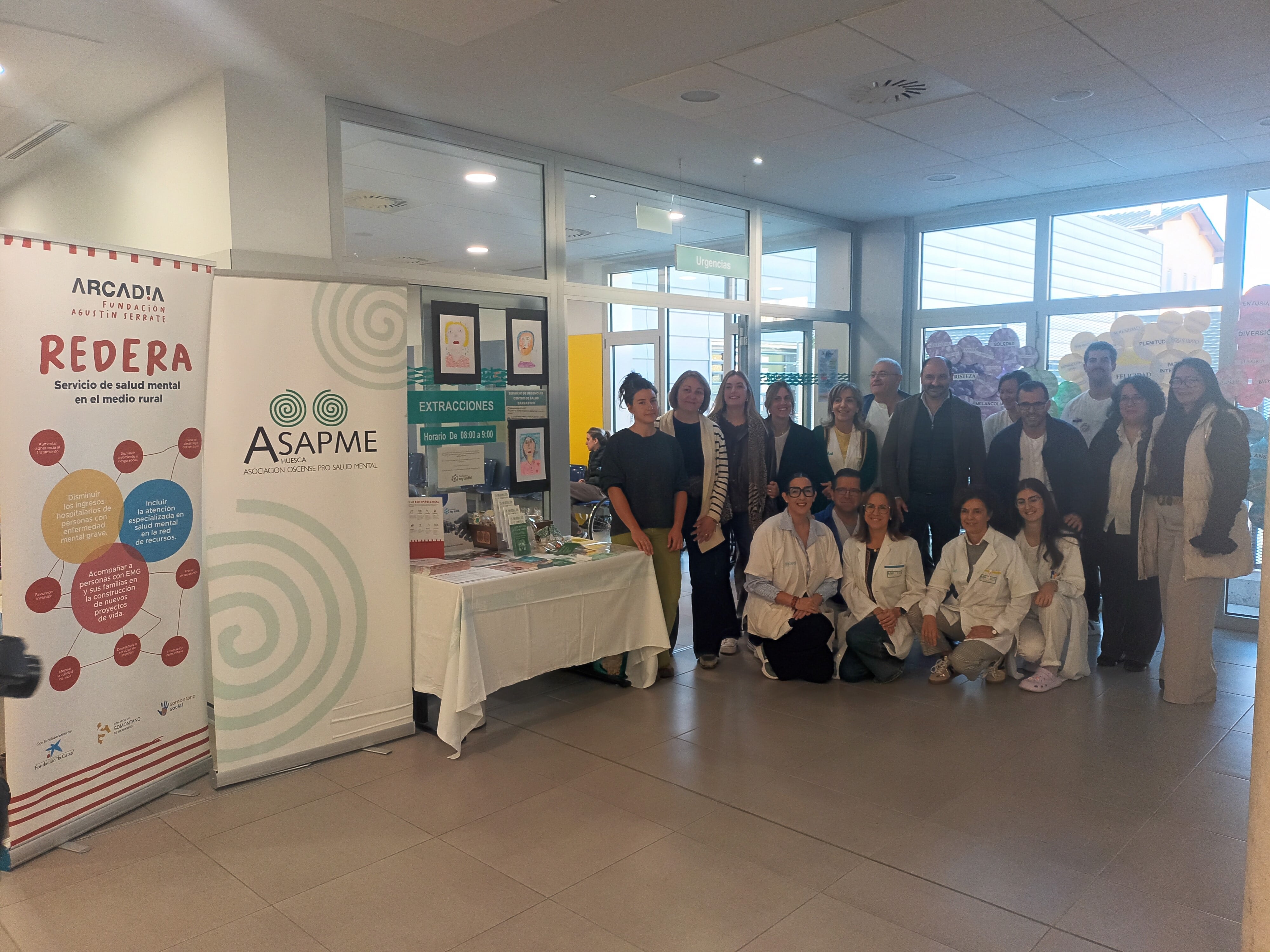 Foto de familia de los responsables del centro de salud, entidades colaboradoras y alcalde de Barbastro en la presentación de la iniciativa